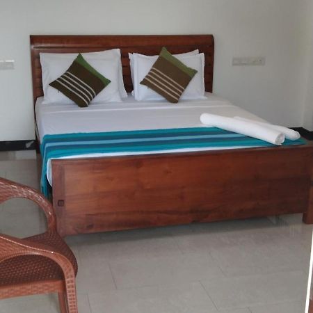 Pick & Go White House Bed & Breakfast Negombo Bagian luar foto