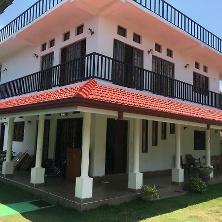 Pick & Go White House Bed & Breakfast Negombo Bagian luar foto