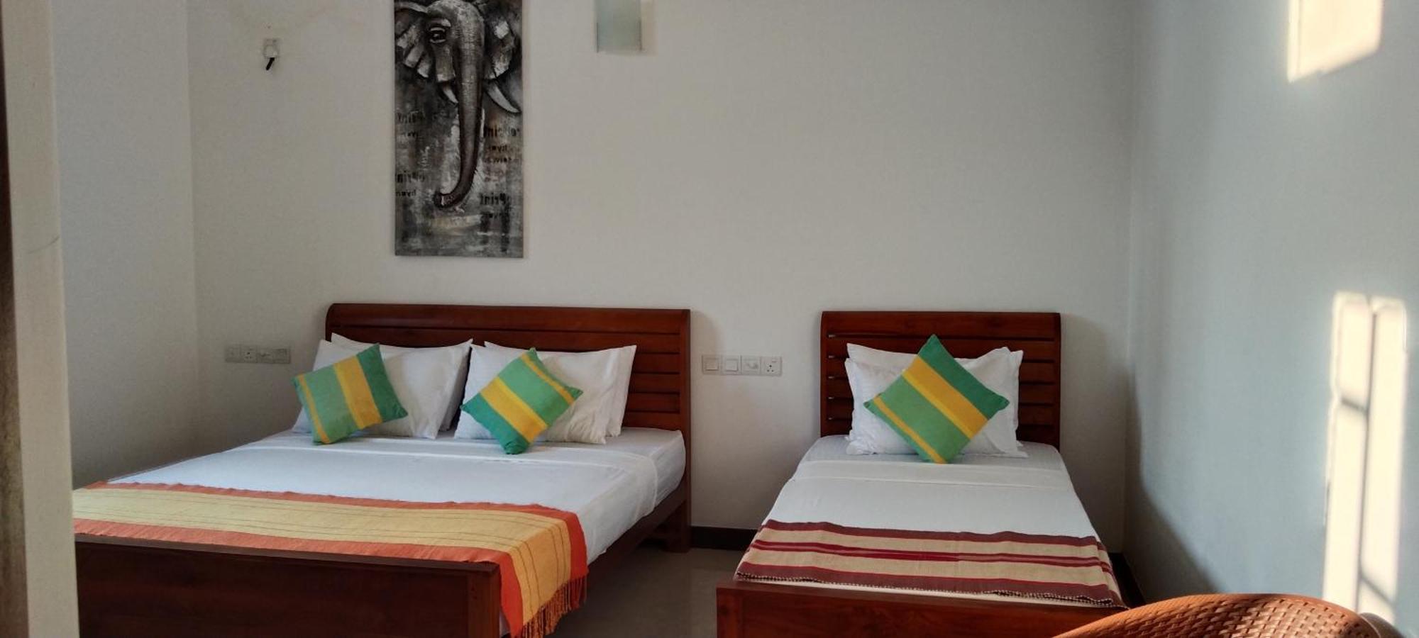 Pick & Go White House Bed & Breakfast Negombo Bagian luar foto