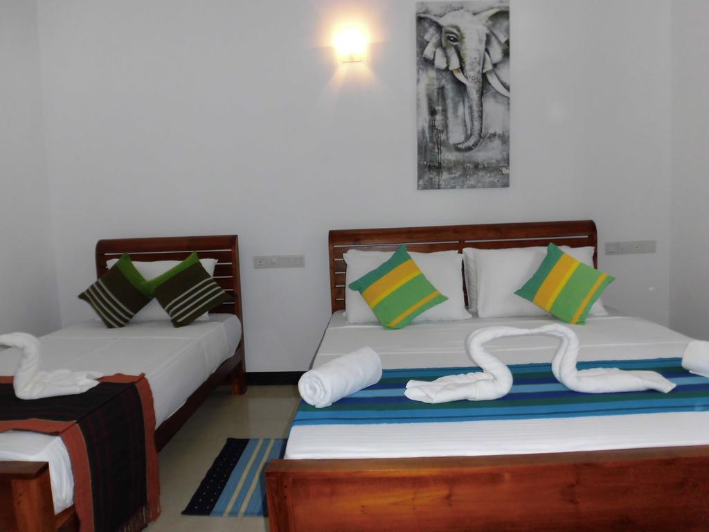 Pick & Go White House Bed & Breakfast Negombo Bagian luar foto