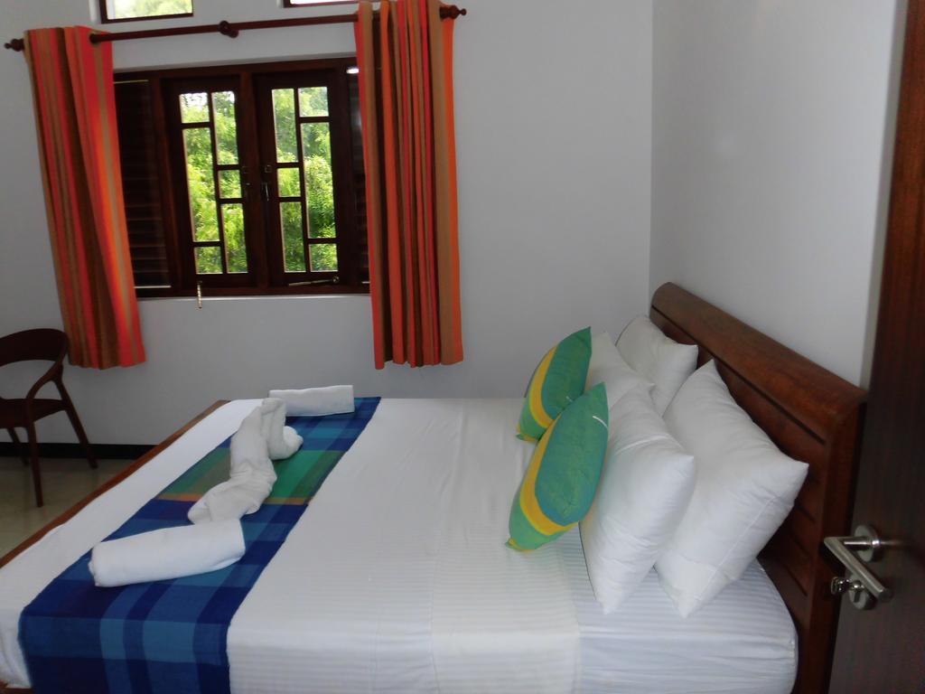 Pick & Go White House Bed & Breakfast Negombo Bagian luar foto