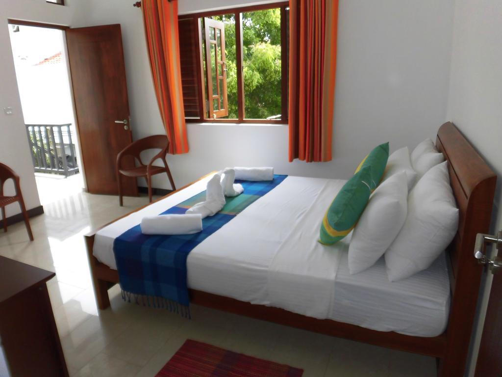 Pick & Go White House Bed & Breakfast Negombo Bagian luar foto