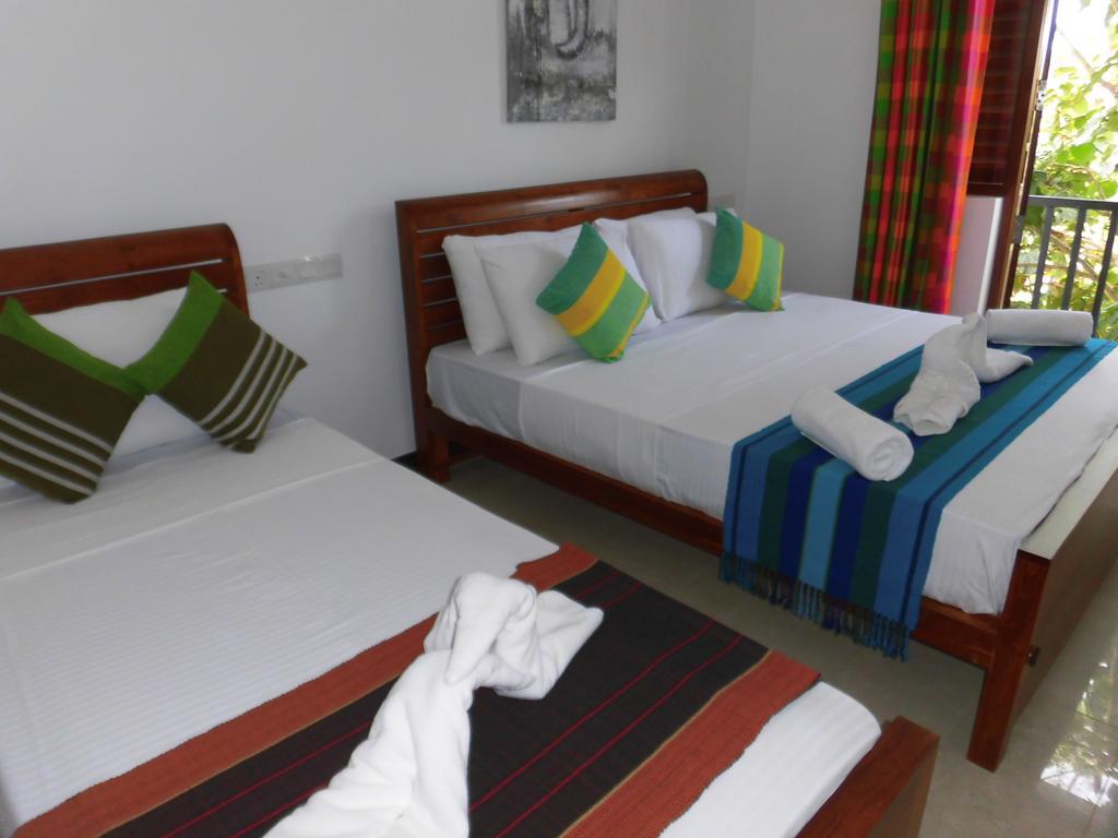 Pick & Go White House Bed & Breakfast Negombo Bagian luar foto