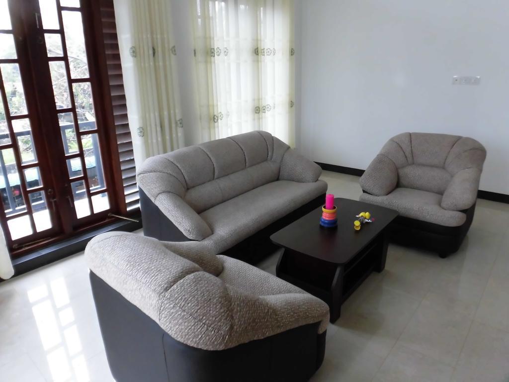 Pick & Go White House Bed & Breakfast Negombo Bagian luar foto