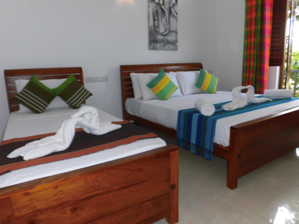 Pick & Go White House Bed & Breakfast Negombo Bagian luar foto