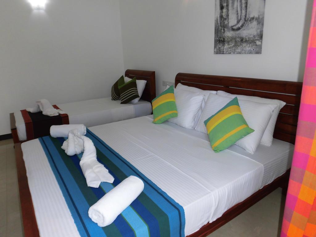 Pick & Go White House Bed & Breakfast Negombo Bagian luar foto