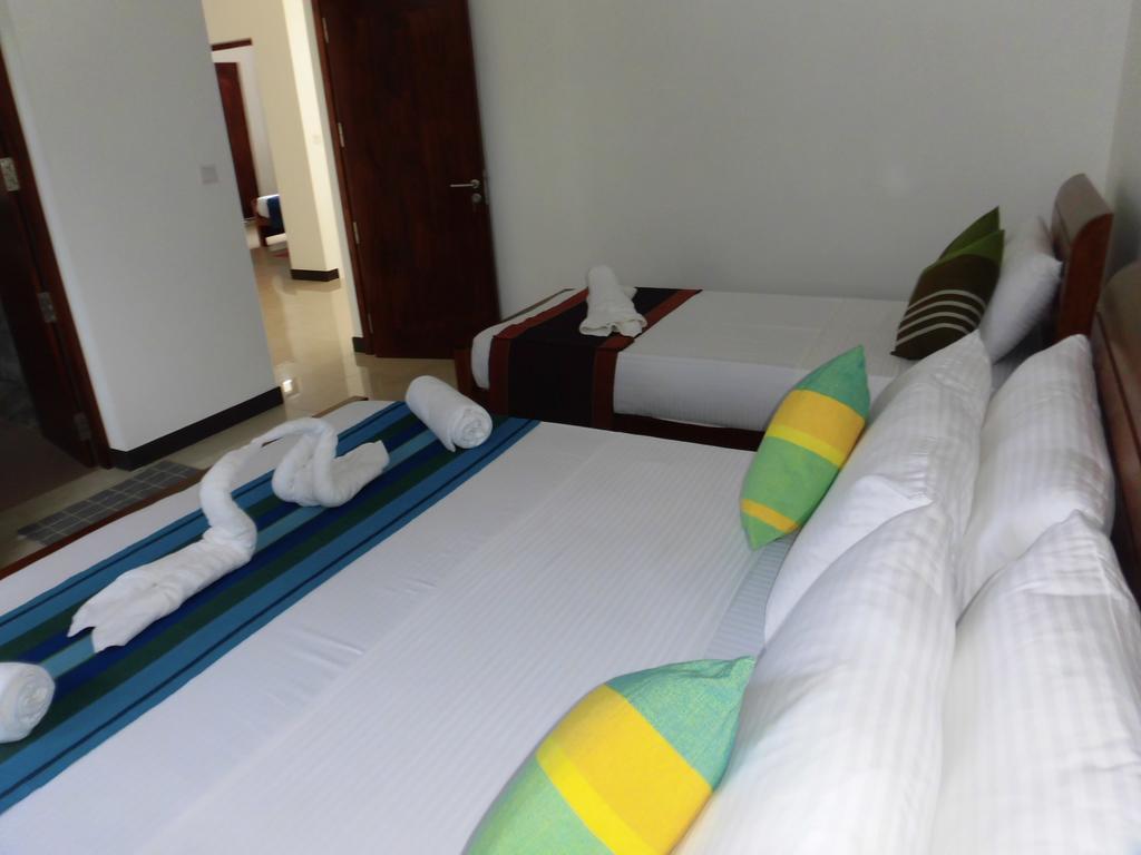 Pick & Go White House Bed & Breakfast Negombo Bagian luar foto