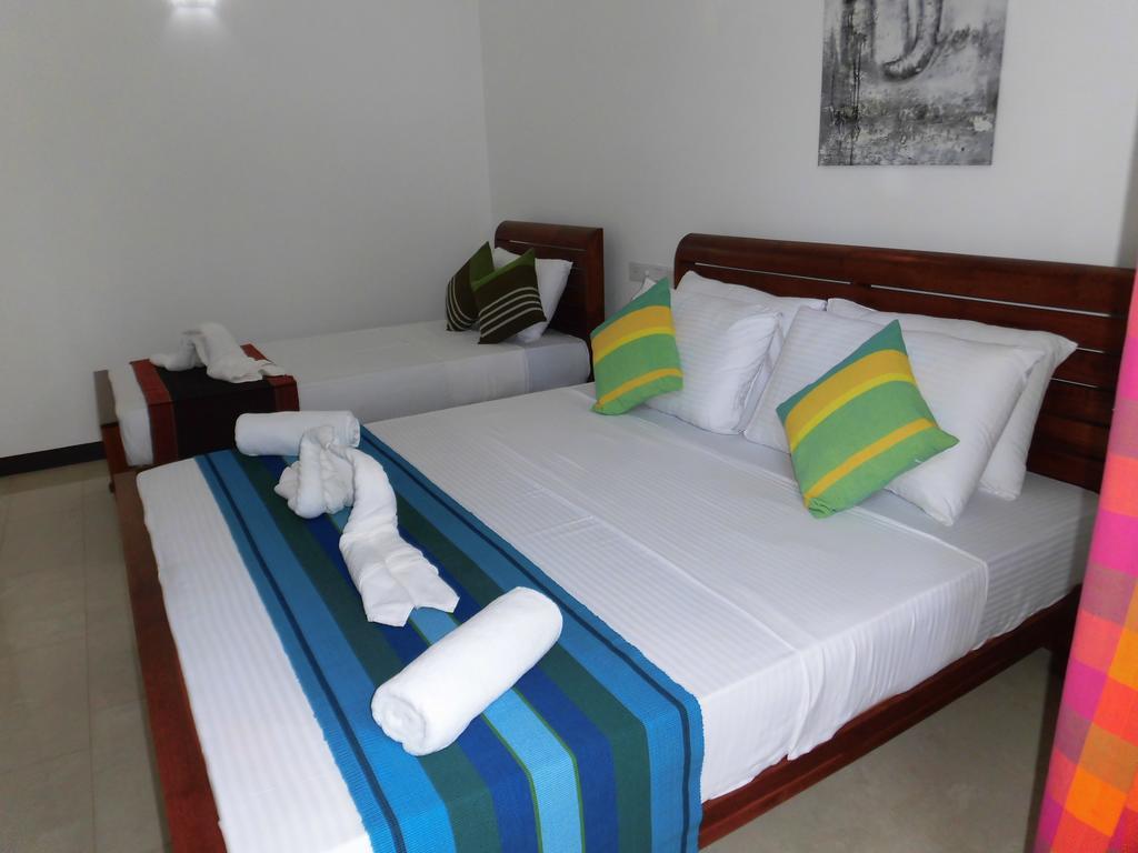 Pick & Go White House Bed & Breakfast Negombo Bagian luar foto